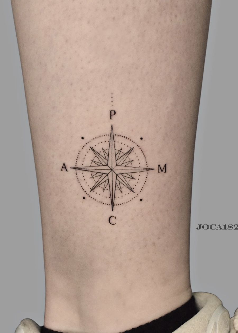 Fine Line Kompass-Tattoo am Knöchel