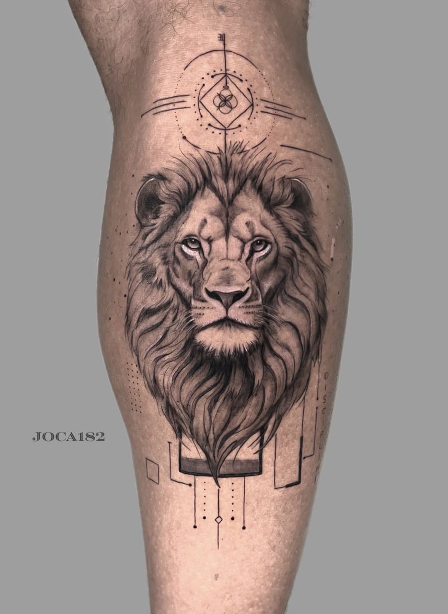 Realistisches Löwen-Tattoo mit geometrischen Elementen an der Wade