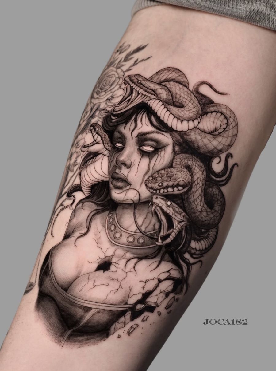 Medusa-Tattoo in Black and Grey am Oberschenkel