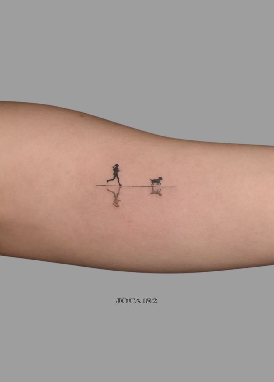 Minimalistisches Fine Line Tattoo am Oberarm
