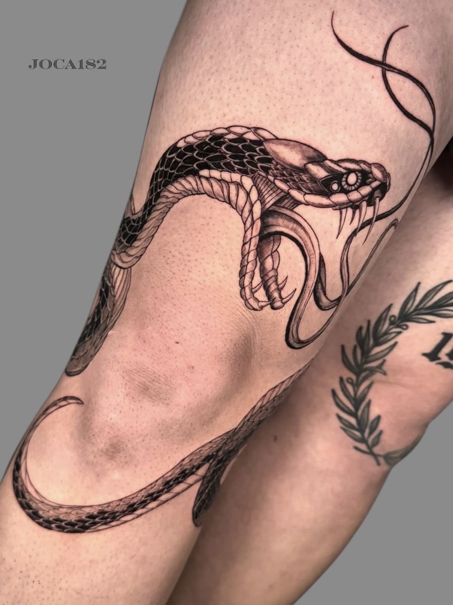 Fine Line Schlangen-Tattoo rund ums Knie