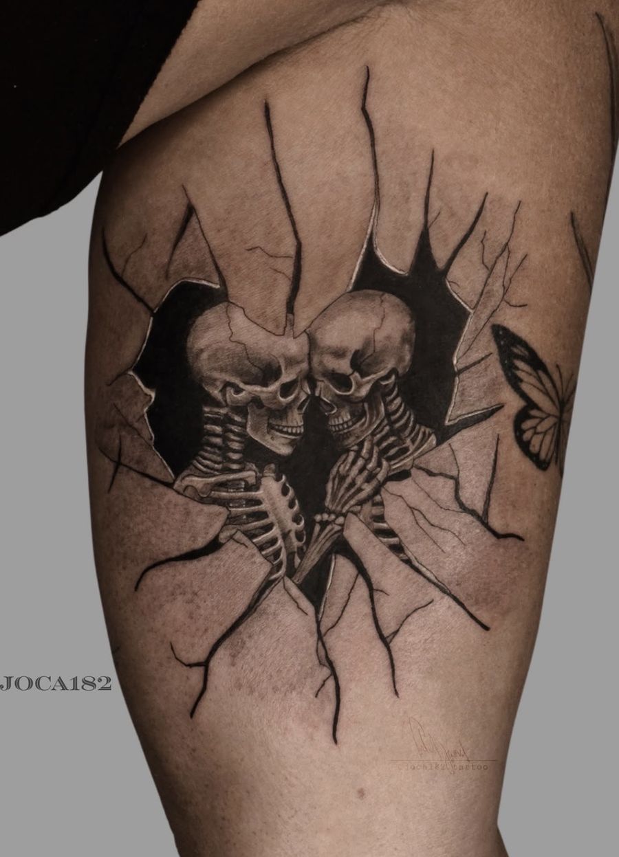 Realistisches Totenkopf-Tattoo mit Schmetterling am Oberschenkel